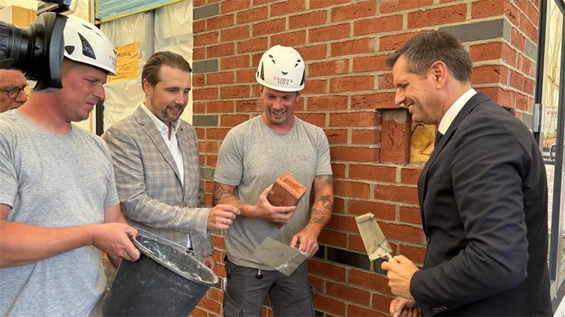 Viebrockhaus: Im Altländer Viertel entsteht Stades erste Smart-City Olaf Lies darf gleich die Zeitkapsel verbauen.