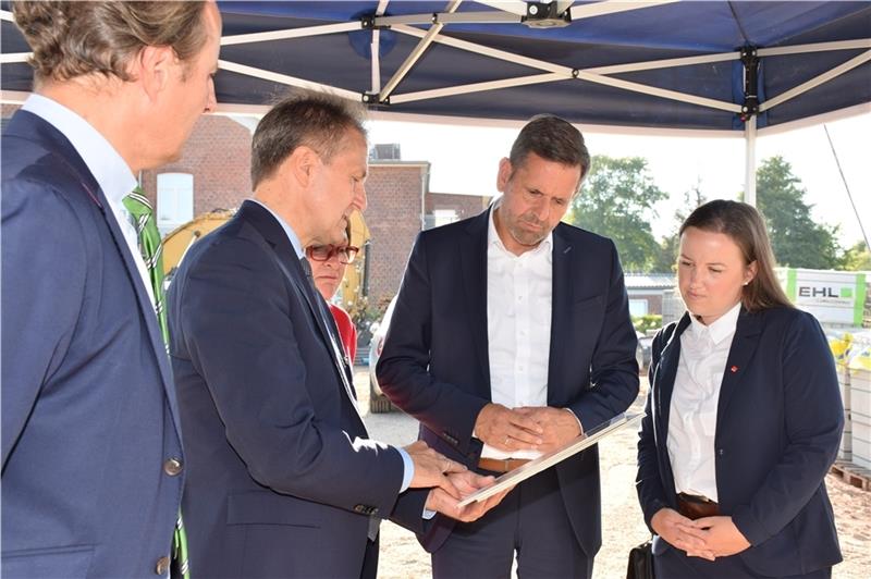 Energieminister in der Gas-Krise: Olaf Lies auf Tour in Stade Olaf Lies lässt sich von Detlef Lemke (links) das Bauvorhaben am Mineralölwerk in Stade erklären. Landtagsabgeordnete Petra Tiemann und Landtagskandidatin Corinna Lange (rechts) hören aufmerksam zu. Foto: Strüning