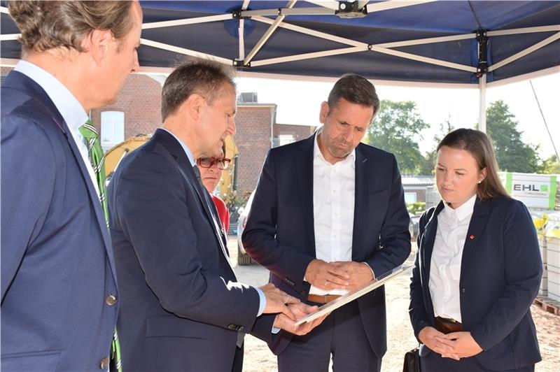 Olaf Lies lässt sich von Detlef Lemke (links) das Bauvorhaben am Mineralölwerk in Stade erklären. Landtagsabgeordnete Petra Tiemann und Landtagskandidatin Corinna Lange (rechts) hören aufmerksam zu. Foto: Strüning