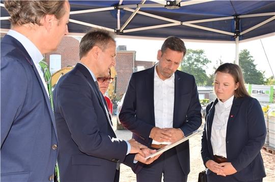 Olaf Lies lässt sich von Detlef Lemke (links) das Bauvorhaben am Mineralölwerk in Stade erklären. Landtagsabgeordnete Petra Tiemann und Landtagskandidatin Corinna Lange (rechts) hören aufmerksam zu. Foto: Strüning