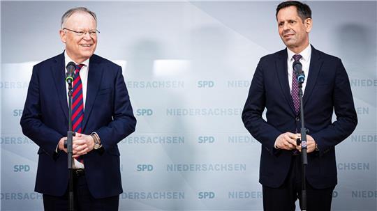 Olaf Lies (rechts) galt seit jeher als Kronprinz von Ministerpräsident Stephan Weil (beide SPD).