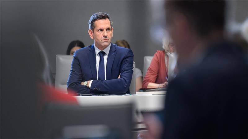 Olaf Lies sieht unter anderem gewaltverherrlichende Inhalte in den sozialen Medien als Gefahr für Kinder. (Archivbild)