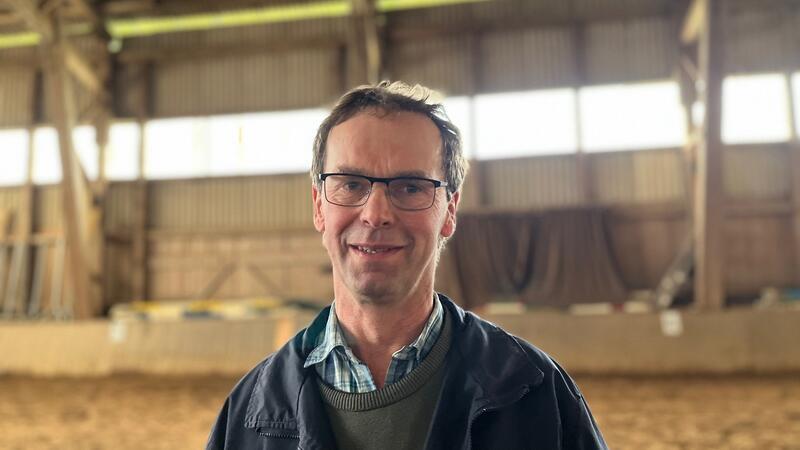 Hobby-Horsing als Wettbewerb: Trainerin aus Großenwörden kontert Kritik Olaf Nimmert ist Vorsitzender des Reitvereins und sieht das Steckenpferd-Reiten als Nachwuchsförderung.