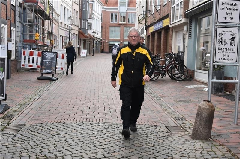 Olaf Saul in seinem Revier: Der 64-Jährige trägt seit 25 Jahren die Post in der Buxtehuder Innenstadt aus. Foto Felsch