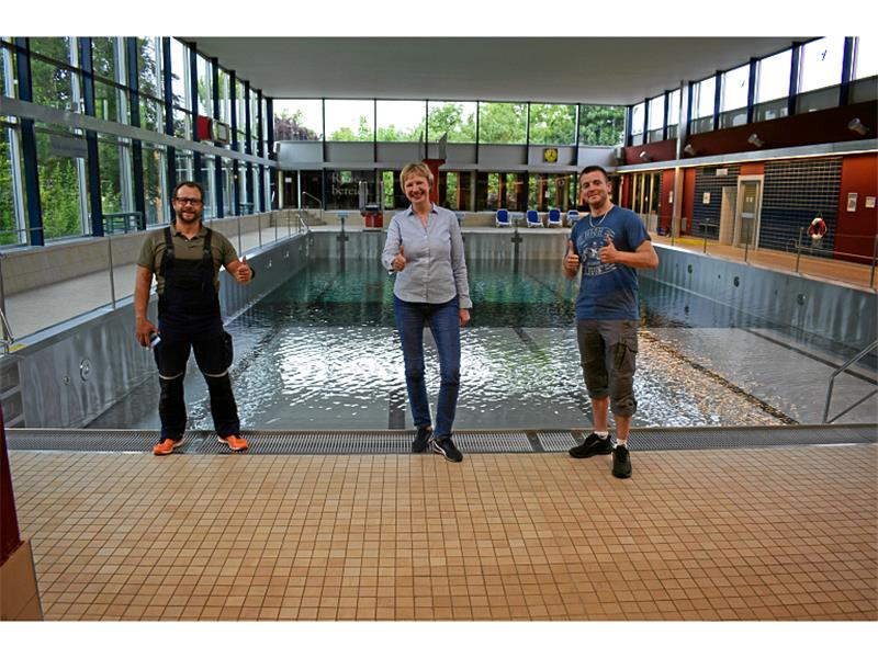 Olaf Schoenfeld und Björn Goslar (rechts) sowie Betriebsleiterin Sonja Koch setzen das Aquarella wieder in Betrieb. Im Hintergrund wird das große Becken gerade mit Wasser gefüllt. Foto: Wisser