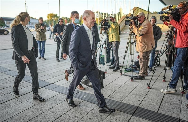 Olaf Scholz, SPD-Kanzlerkandidat, kommt zum Sondierungsgespräch mit FDP und Grünen am Messegelände in Berlin an. Foto: Michael Kappeler/dpa