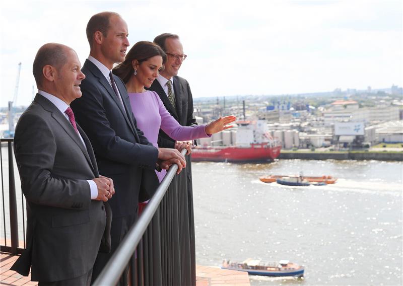 Olaf Scholz (SPD, l-r), damaliger Erster Bürgermeister von Hamburg, Prinz William, Herzogin Kate und Christoph Lieben-Seutter, Intendant der Elbphilharmonie, schauen am 21.07.2017 in Hamburg von der Elbphilharmonie auf den Containerhafen. Foto: picture alliance / Christian Charisius/dpa