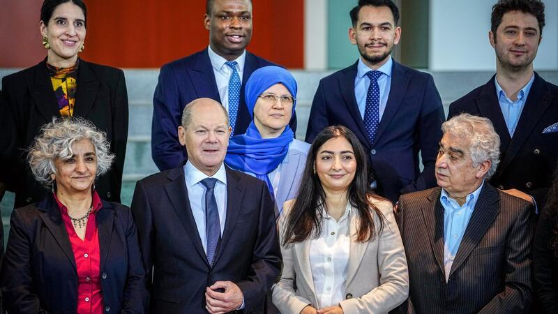 Rund eine halbe Million Demonstranten gegen rechts Olaf Scholz (erste Reihe, 2.v.l) und Reem Alabali-Radovan (2.v.r) nehmen am Treffen mit Vertreterinnen und Vertretern von Migrantenorganisationen sowie Netzwerken von Menschen mit Einwanderungsgeschichten teil.