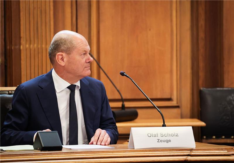 Scholz ein drittes Mal vor Hamburger „Cum-Ex“-Ausschuss geladen Olaf Scholz im August vergangenen Jahres als «Zeuge» während einer Sitzung des Parlamentarischen Untersuchungsausschusses «Cum-Ex» in Hamburg.
