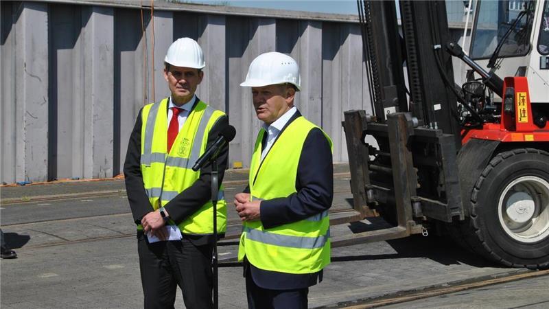 Olaf Scholz im Norden: Wie läuft eigentlich so ein Kanzlerbesuch ab? Olaf Scholz (rechts) und Hafen-Geschäftsführer Jan Müller heben die Bedeutung Brakes für die Energiewende hervor.Foto: Schönig