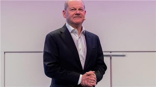 Olaf Scholz sieht keinen Grund für Alarmismus nach dem Trump-Ausfall gegen Merz (Archivbild)
