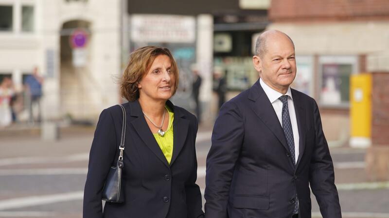 Olaf Scholz und Britta Ernst feiern Silberhochzeit Olaf Scholz und Britta Ernst sind seit 25 Jahren miteinander verheiratet.
