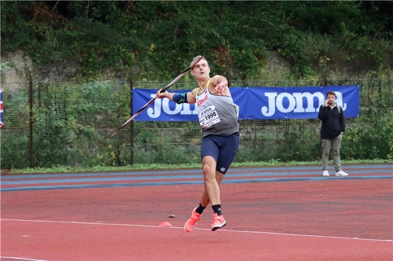 Der Speer fliegt über 57 Meter: Buxtehuder Athlet holt EM-Bronze Olaf Schumann. Foto: Verein (nomo)