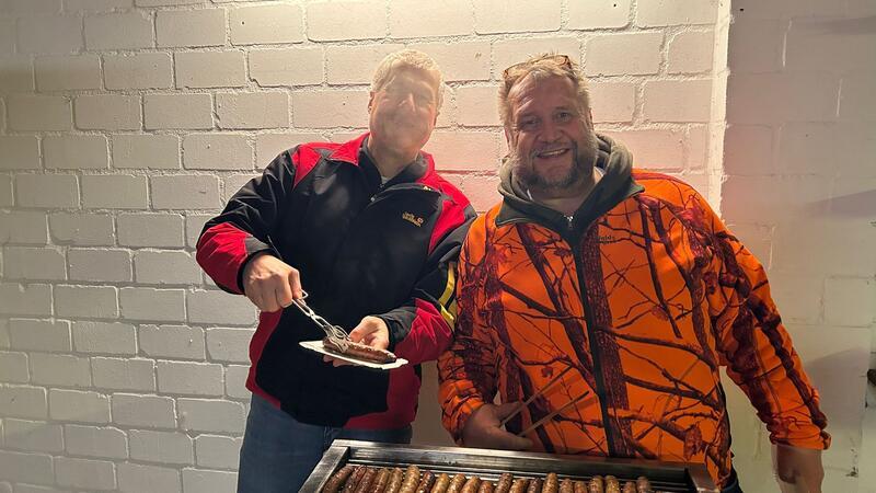 Olaf Ulrich (re.) und sein Nachbar versorgten die Feuerwehrleute nach der Übung mit Bratwurst und Getränken. Er hat auch das Gebäude für die Übung zur Verfügung gestellt.