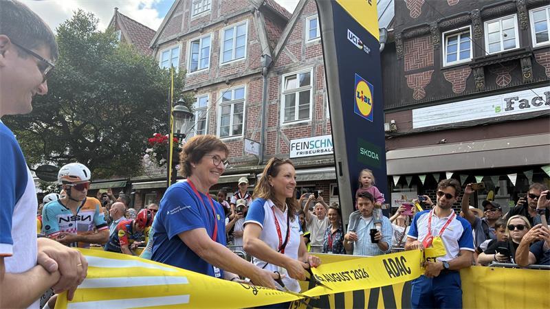 Cyclassics-Ticker: 70-Jähriger stirbt beim Jedermann-Rennen Oldenburg-Schmidt zerschneidet das Startband.
