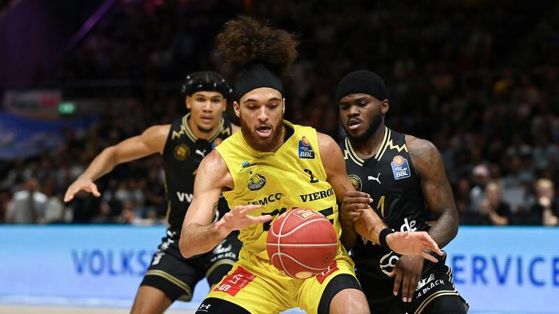 Oldenburgs Brekkott Chapman (M) spielt gegen Braunschweigs TJ Crockett Jr.