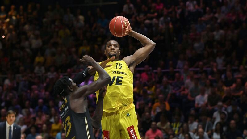 Oldenburgs Basketballer künftig ohne Ebuka Izundu Oldenburgs Ebuka Izundu (r) spielt gegen Braunschweigs Amar Sylla.