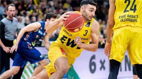 Oldenburgs Maximilian DiLeo spielt den Ball.