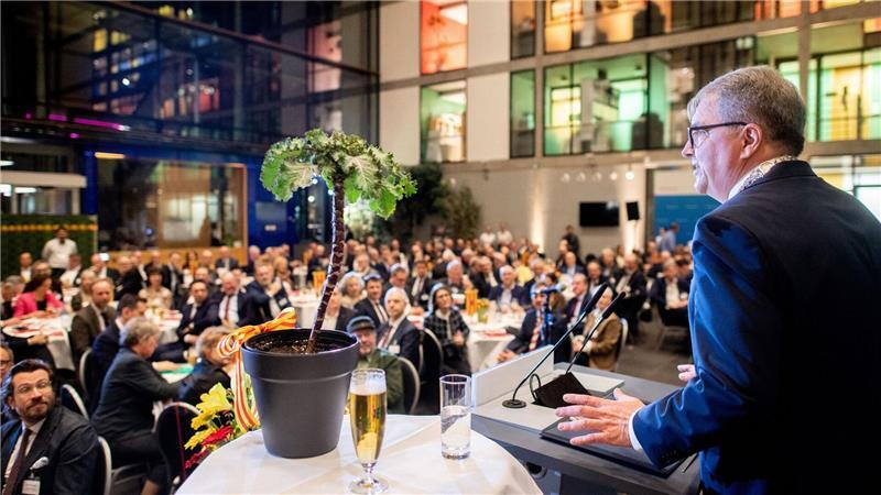 Oldenburgs Oberbürgermeister Jürgen Krogmann vor der Krönung des Grünkohlkönigs 