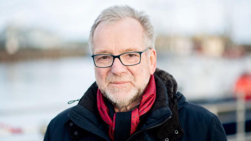 Oldenburgs Polizeipräsident Johann Kühme steht vor einem Steg.