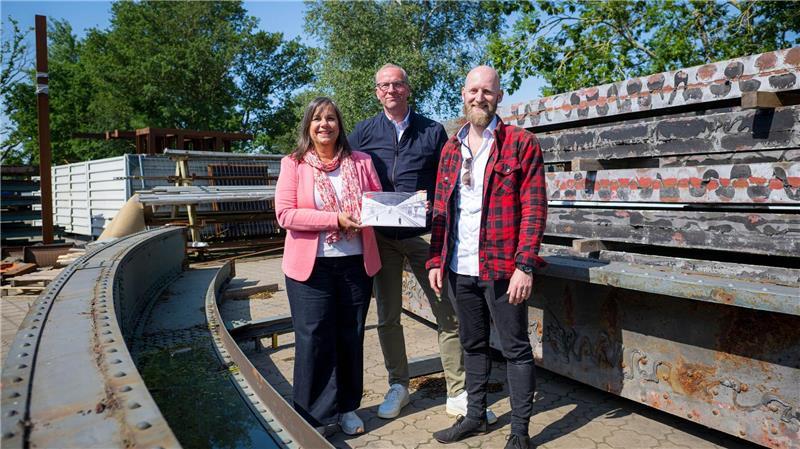 Sanierung von Oldenburgs Gleishalle dauert zwei Jahre länger Oldenburgs Stadtbaurätin Christine-Petra Schacht, der Leiter des Bahnhofsmanagements Bremen/Osnabrück, Heiko Siemers (Mitte) und DB-Gesamtprojektleiter Felix Burckhardt informierten über den Fortschritt der Sanierungsarbeiten.