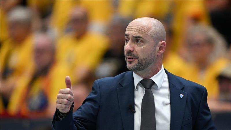 Oldenburgs Trainer Milenko Bogicevic bekommt eine komplett neue Mannschaft. (Archivbild)