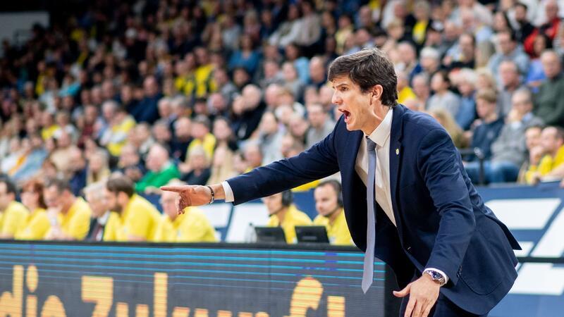 Oldenburgs Trainer Pedro Calles gibt Anweisungen am Spielfeldrand.