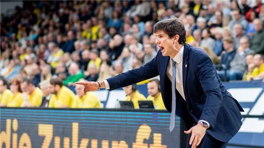 Oldenburgs Trainer Pedro Calles gibt Anweisungen am Spielfeldrand.