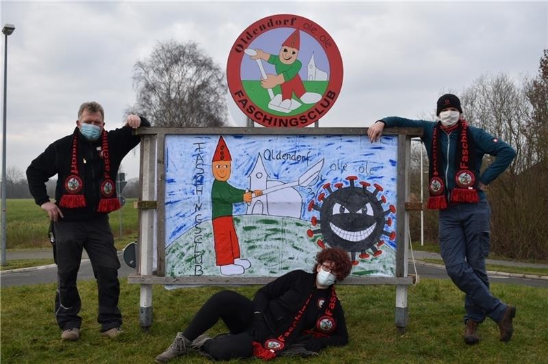 Oldendorf olé – der karnevalistische Ruf verhallt in diesem Jahr ungehört. Der Faschingsclub Oldendorf zeigt Flagge mit einem Transparent auf dem Kreisel am Ortseingang (von links): Uwe Uhlendorf, Carolin Klein-Krichel und Martin Tiedemann.