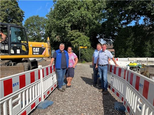 Oldendorfer Straßenbau auf der Zielgeraden: Fußgänger und Radfahrer können die gesperrte Hauptstraße in Höhe Blaue Straße und Auf der Kuhlen über diese Gasse noch queren. Zur Lagebesprechung an der Baustelle trafen sich (von links) Marco Ro