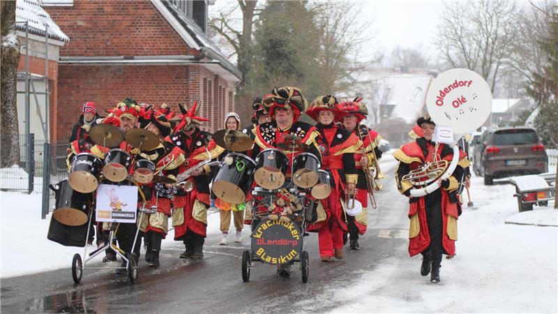 Oldendorfs Rosenmontagsumzug: Klein, aber gekonnt und laut.