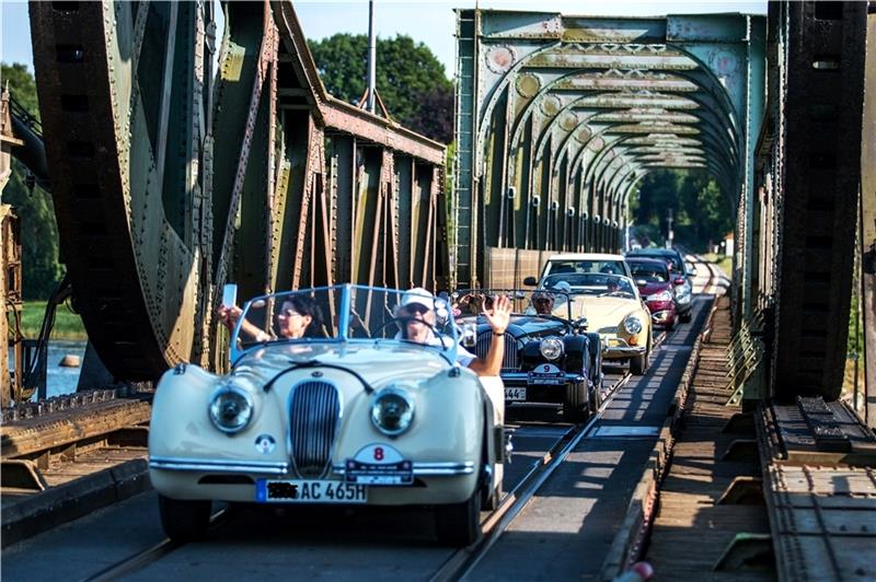 Oldtimer rollen über die Elbbrücken. Foto: HHCC