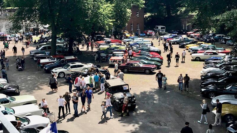 Oldtimer vor historischer Kulisse: Das US-Car-Treffen in der Festung Grauerort.