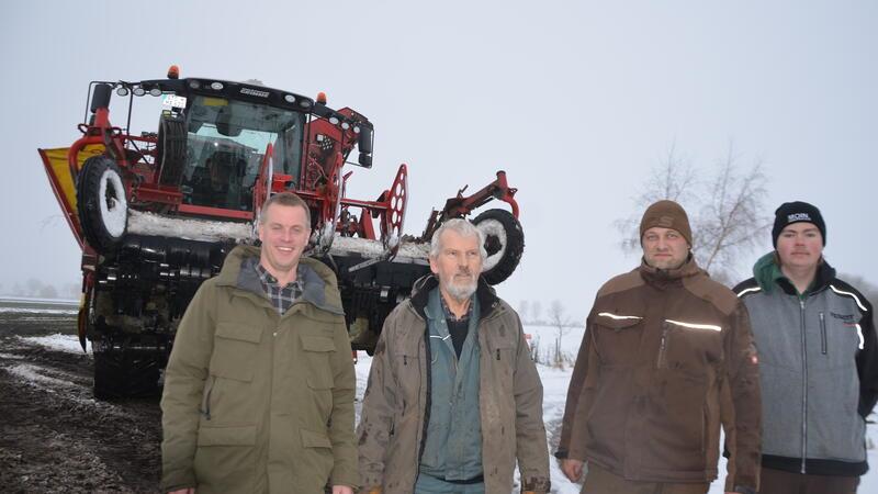 Ole Christiansen, Maschinenring, mit Johann Wiebusch, Fahrer des Rübenroders vom Agrarservice Slotta, Jan Heins vom Raisa-Zuchthof Agathenburg und Jos Bastein, Auszubildender (von links).