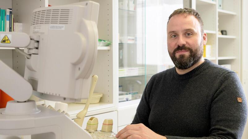 Warum dieser junge Mediziner sich als Hausarzt niederlässt Ole Curth (38) hat sich als Hausarzt in Bremerhaven niedergelassen und verstärkt die Gemeinschaftspraxis von Dr. Klaus-Ludwig Jahn und Hildegard Koslowski.