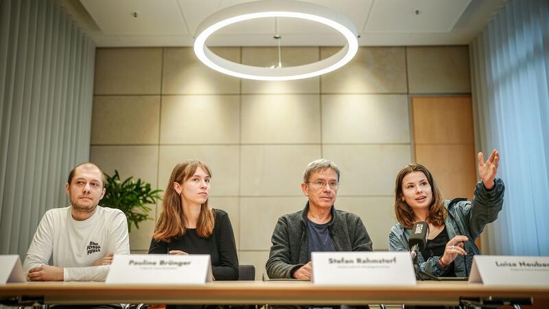 Fridays for Future geht mit Verdi auf die Straße Ole Horn, Pauline Brünger von Fridays For Future, Stefan Rahmsdorf, Potsdam-Institut für Klimafolgenforschung, und Luisa Neubauer, ebenfalls Fridays For Future (v.l.n.r.).