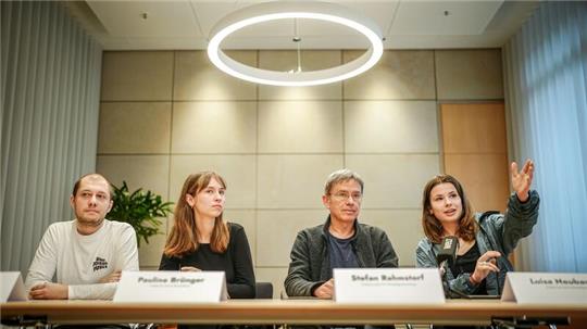 Ole Horn, Pauline Brünger von Fridays For Future, Stefan Rahmsdorf, Potsdam-Institut für Klimafolgenforschung, und Luisa Neubauer, ebenfalls Fridays For Future (v.l.n.r.).