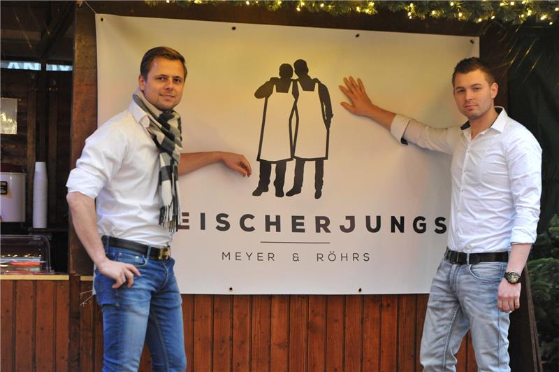 Ole Meyer (links) und Daniel Röhrs wollten ursprünglich schon Mitte Februar in der Altstadt eine Fleischerei aufmachen - am 3. Mai ist es nun soweit. Das Bild zeigt sie vor ihrem Stand auf dem Weihnachtsmarkt. Fotos Wisser (Archiv)