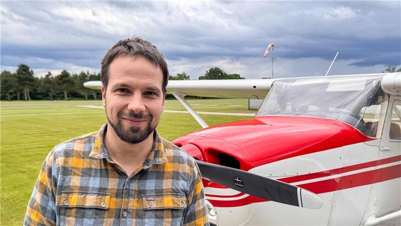 Flug zwischen Watt und Wolken – so werden Seehunde gezählt Ole Stejskal zählt seit fünf Jahren jeden Sommer Seehunde im Wattenmeer.
