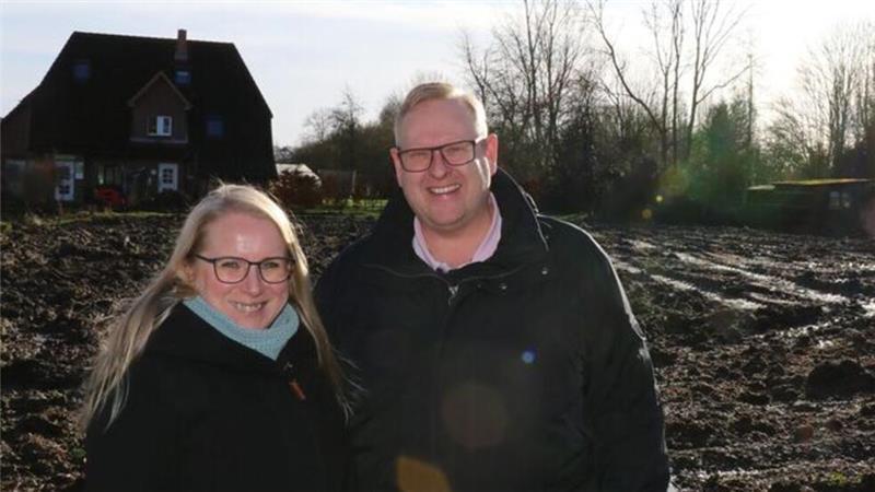 Ole und Stefanie Fredebohm zeigen in wirtschaftlich schwierigen Zeiten Mut zur Innovation. Auf einem 2021 gekauften Grundstück neben der Spiel- und Spaßscheune bauen sie ein Vier-Sterne-Hotel.