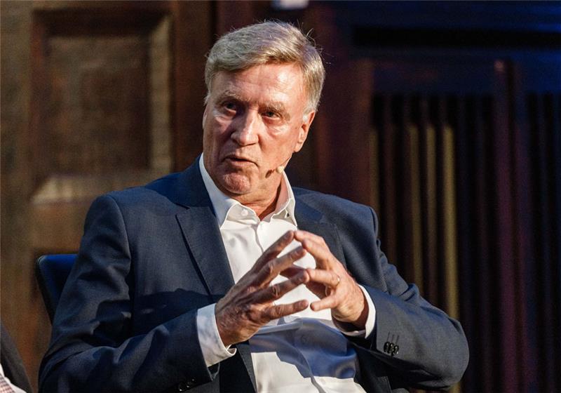 Ole von Beust (CDU), Erster Bürgermeister Hamburgs (a.D.), sitzt auf einer Diskusionsveranstaltung mit Amtskollegen auf dem Podium. Foto: Markus Scholz/dpa