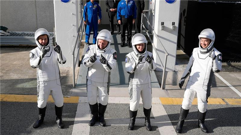 Oleg Platono aus Russland (l-r), Mike Fincke, Zena Cardman, beide aus den USA, und Kimiya Yui aus Japan vor dem Abflug. Sie sollen mehrere Monate auf der ISS arbeiten. 