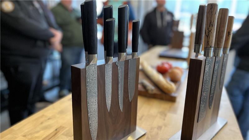 Oleio hat 300 Messer im Sortiment. Sie sind auch in der Grill-Influencer-Szene beliebt.