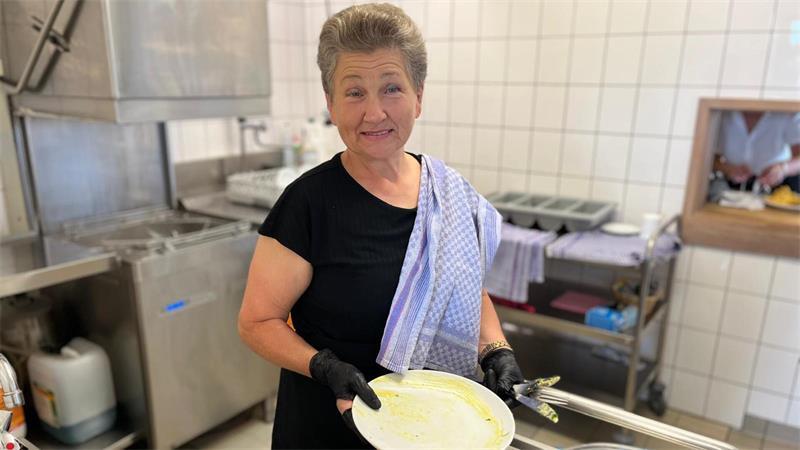 Mittagstisch bei Jähnichen: Immer ein offenes Ohr für die Stammgäste Olga Grefenstein arbeitet seit Kurzem im Restaurant.