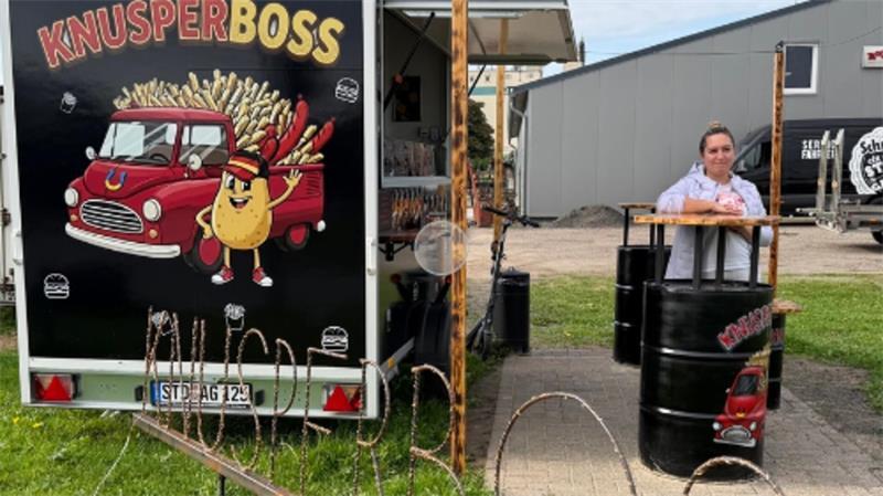 Neuer Imbiss im Apenser Gewerbegebiet: Sie ist der „Knusperboss“ Olha Vasina hat sich mit einem Imbisswagen sowie Catering- und Partyservice selbstständig gemacht.