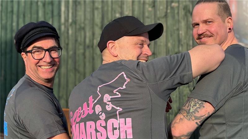 Extremwanderer sammeln in Hollenbeck über 20.000 Euro für kranke Kinder Oliver Barth, Arne Breier und Eric Ebeling bei der Spendenübergabe an das Kinderhospiz Löwenherz, vertreten durch Florian Börns und Mareike Rösike.