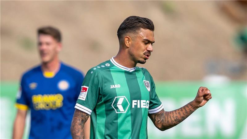 Münster siegt mit Spielfreude gegen Braunschweig Oliver Batista-Meier jubelt nach seinem zweiten Saisontor.