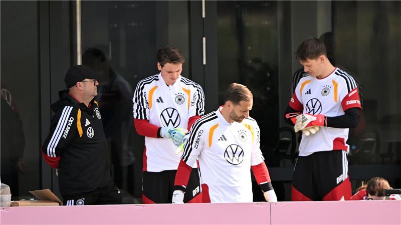 Konstanz vor Spektakel: Baumann bereit für großen WM-Job Oliver Baumann (M) bereitet sich mit Jonas Urbig (2.v.l) und Alexander Nübel (r) auf das Training vor.