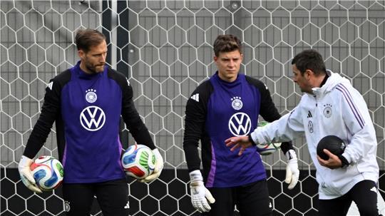 Oliver Baumann (l.) hört Torwart-Trainer Andreas Kronenberg aufmerksam zu. 