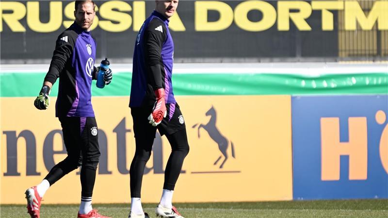 Erstes Training mit allen Spielern und einem Torwart-Duell Oliver Baumann (l) und Alexander Nübel beim Training. Wer steht gegen Italien im Tor?